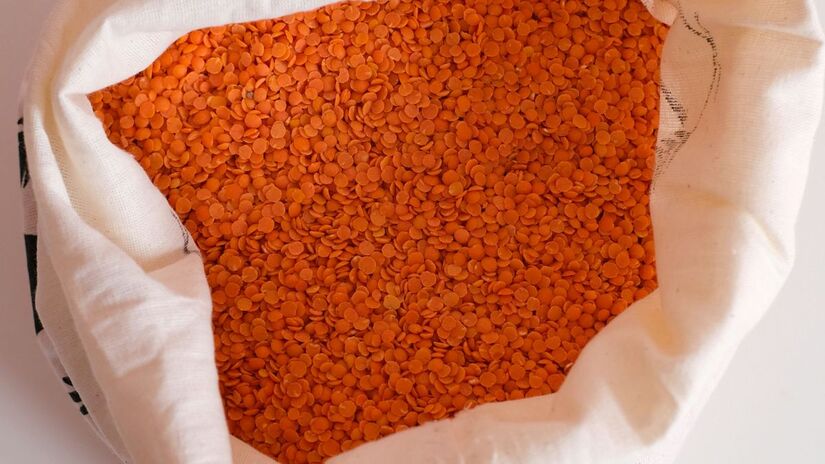 O preparo é rápido e versátil, podendo ser usada em saladas, sopas, cozidos, risotos e até hambúrgueres veganos/Pexels