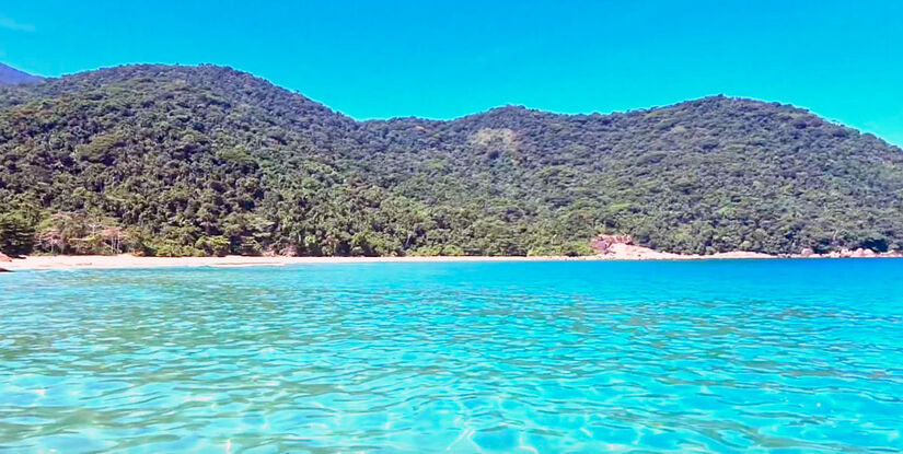 Na Praia de Antigos, não há qualquer tipo de infraestrutura turística/Reprodução/YouTube Dica de Turismo