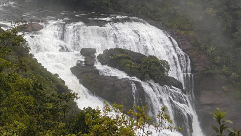 A altura oficial da maior cachoeira do Brasil foi mapeada em 2019, durante uma expedição científica e exploratória inédita (Imagem Meramente Ilustrativa/Nitin Yadav/Pexels)