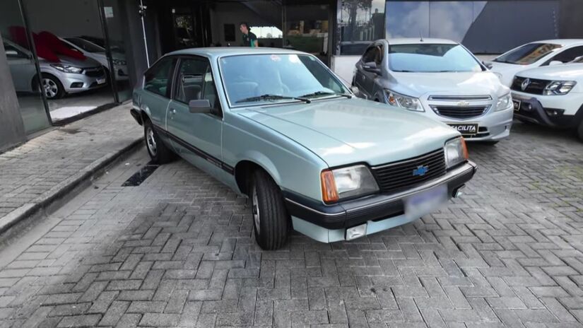O Chevrolet Monza, lançado em 1982, rapidamente se tornou um dos sedãs mais desejados do Brasil / Reprodução/YouTube