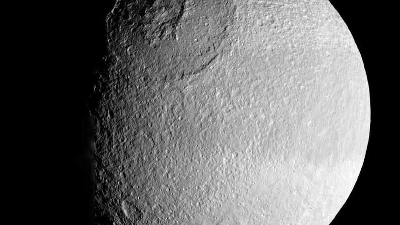 Thetys: Uma lua de gelo com grandes crateras e uma impressionante trincheira: a Ithaca Chasma, que corta quase três quartos de sua circunferência - NASA