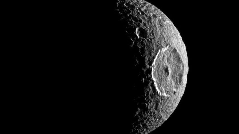 Mimas: Famosa pela enorme Cratera Herschel, que lhe dá uma semelhança impressionante com a Estrela da Morte, da ficção científica - NASA