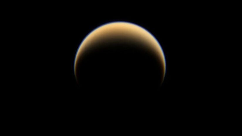 Titã: É a única lua do Sistema Solar com uma atmosfera densa e nuvens. Sob ela, esconde lagos e rios de metano líquido - NASA