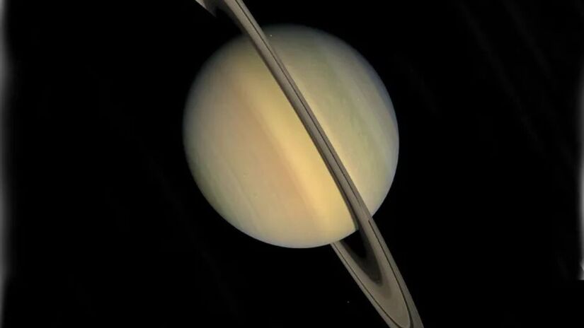 Saturno: O gigante gasoso famoso por seu impressionante sistema de anéis, que se estende por mais de 280 mil quilômetros no espaço - NASA