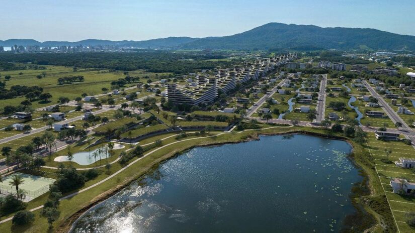 Neymar acumula passagens pelos principais clubes do mundo, tornando-se um dos jogadores brasileiros mais reconhecidos globalmente/Divulgação