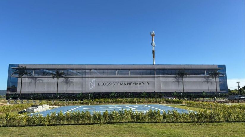 Com milhões de seguidores, o atleta influencia tendências de moda, comportamento e consumo, ampliando seu impacto para além do futebol/Divulgação