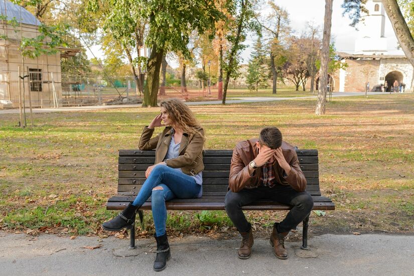 Distância que pesa: a falta de contato diário pode gerar insegurança ou afastamento emocional em alguns casais (Pexels)