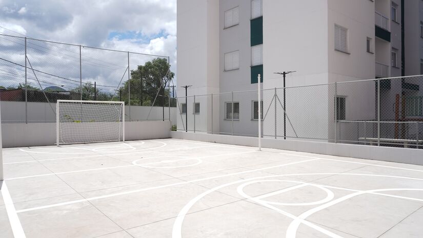 A área social também quem um quadra esportiva exclusiva para os moradores (Renan Lousada/DL)