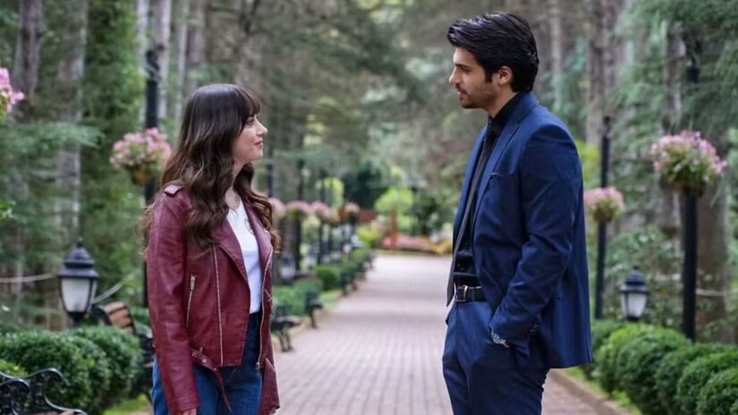 Os atores Can Yaman e Özge Gürel voltam a formar par romântico em 'Dolunay'/Divulgação
