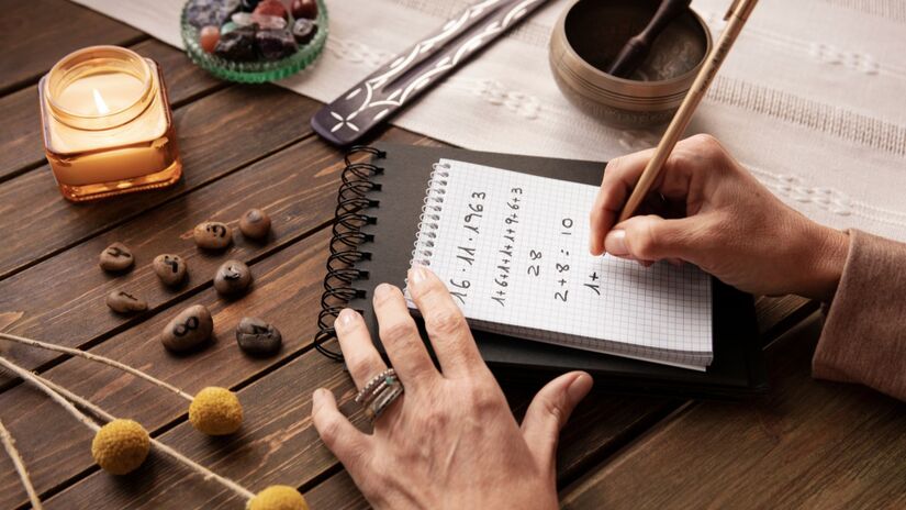 Numerologia e Tarot Terapêutico se unem para revelar caminhos de expansão e riqueza interior / Freepik