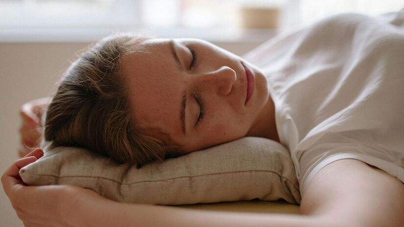 7 - Almofada para pescoço e máscara de dormir: Conforto extra para cochilar durante voos ou longas viagens de ônibus - Pexels
