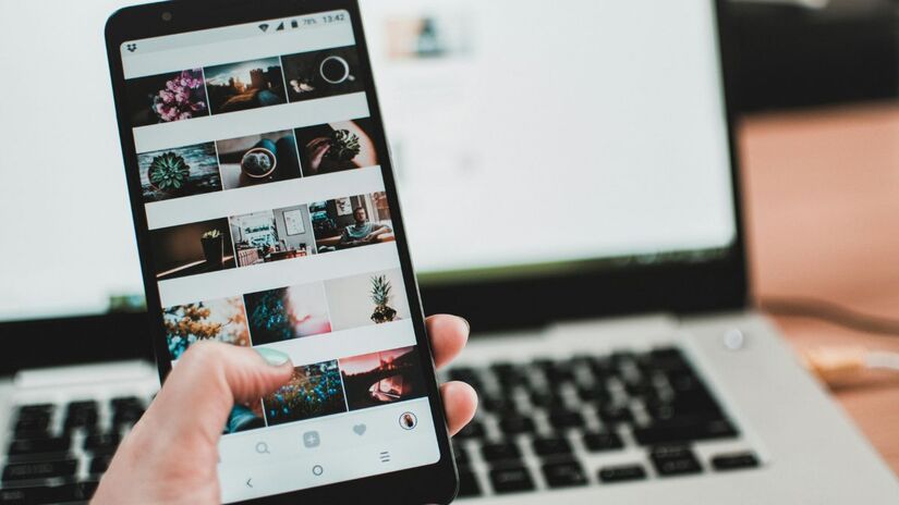 2 - Dispositivos eletrônicos: Celular, tablet ou notebook só funcionam com bateria carregada, leve o carregador - Pexels