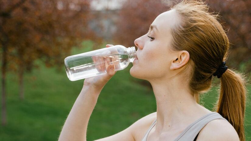 3. Beba bastante água  muitas vezes a sede é confundida com fome / Pexels