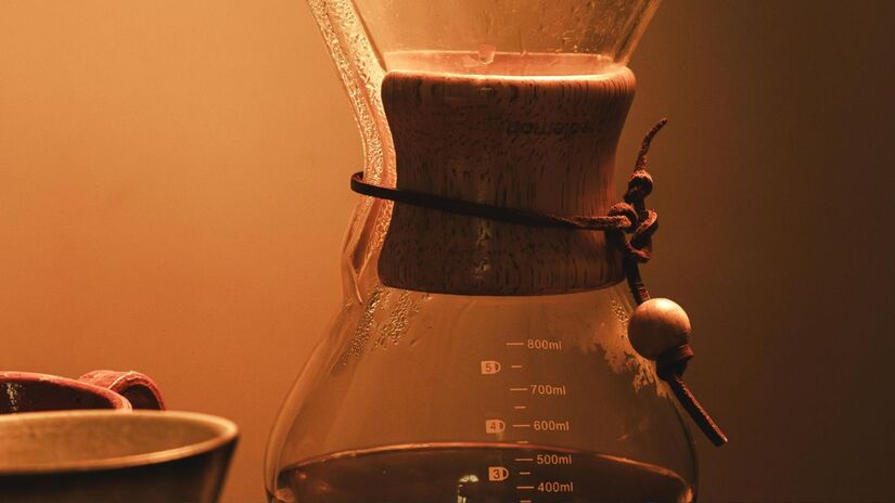 Depois de cozinhar: Café ou borra de café

O café é um absorvedor natural de odores intensos. Após cozinhar, deixe uma tigela com pó de café seco ou borra fresca sobre a bancada durante a noite.

O café absorve as partículas de gordura e substitui o cheiro desagradável por um aroma suave e revigorante/Pexels