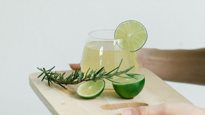 Limão e alecrim:

Um dos métodos mais populares e acessíveis consiste em ferver meio limão fatiado com dois ou três ramos de alecrim fresco em uma panela pequena, posicionada ao lado da frigideira.

O vapor aromático neutraliza as partículas de gordura à medida que se formam. O ácido cítrico do limão quebra compostos voláteis, enquanto o alecrim libera um aroma agradável que mascara totalmente o cheiro da fritura.

Essa técnica é especialmente eficaz ao fritar peixe, conhecido por liberar odores fortes e duradouros, mas também pode ser usada para carnes e pratos mais intensos/Pexels. 