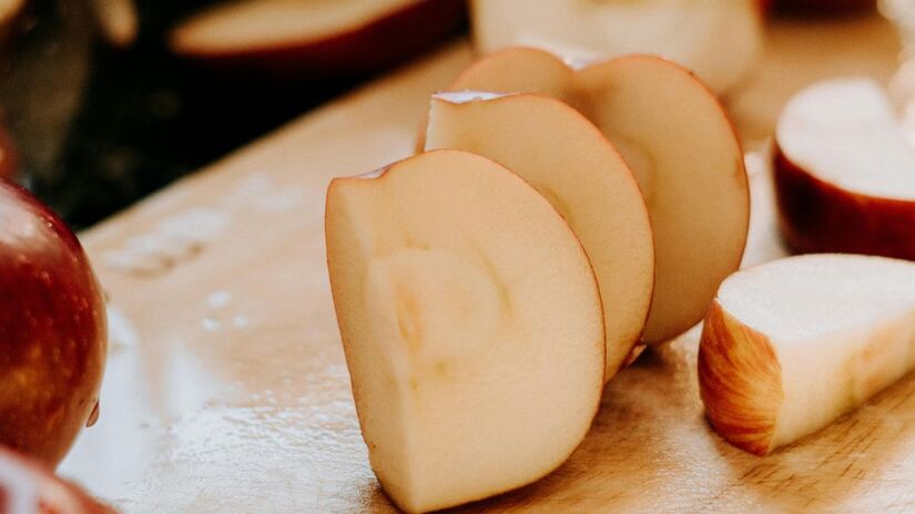 Fatias de maçã no óleo enquanto frita

Um truque antigo e eficiente: coloque algumas fatias de maçã no óleo frio antes de começar a fritura. À medida que o óleo aquece, as maçãs liberam compostos naturais que reduzem a fumaça e absorvem odores voláteis.

Além de eliminar o cheiro, o método ajuda a identificar o ponto ideal do óleo: quando as fatias dourarem uniformemente, a temperatura está perfeita para fritar/Pexels