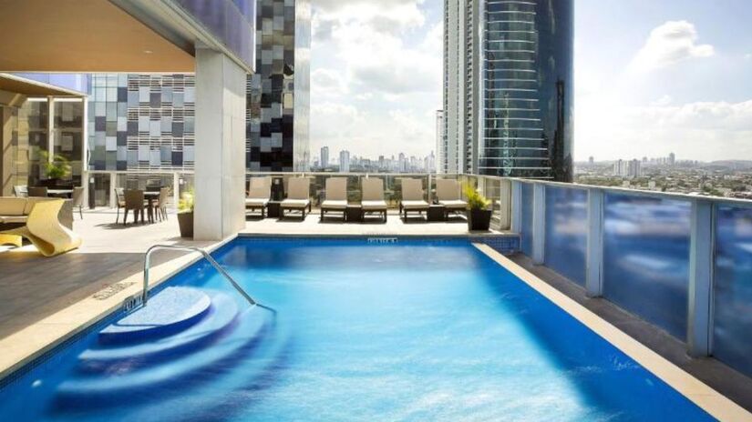 Com decoração moderna e jardim na cobertura com terraço ao ar livre e piscina, o The Westin Panama fica a 3 km do centro da Cidade Histórica do Panamá - divulgação