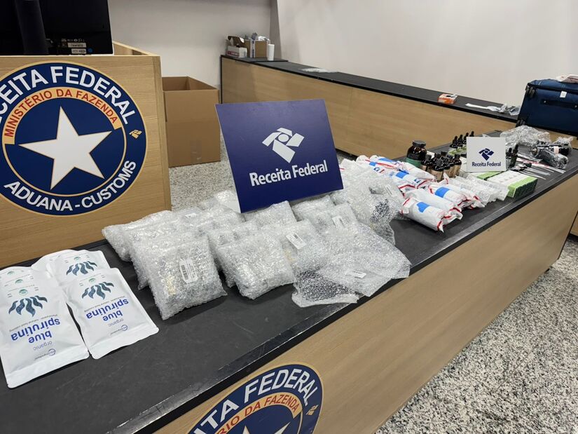 Produtos foram retidos por falta de comprovação de importação regular e indícios de destinação comercial (Divulgação/Receita Federal)