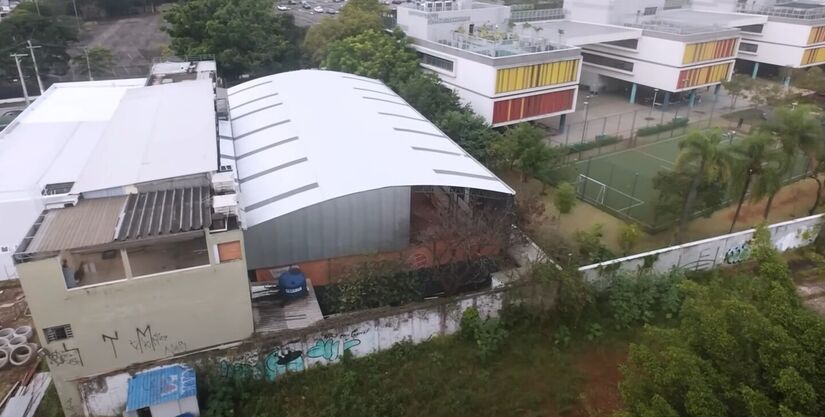 Uma escola tomou parte de outro trecho do terreno - Crédito Youtube/Caçadores de Diversão
