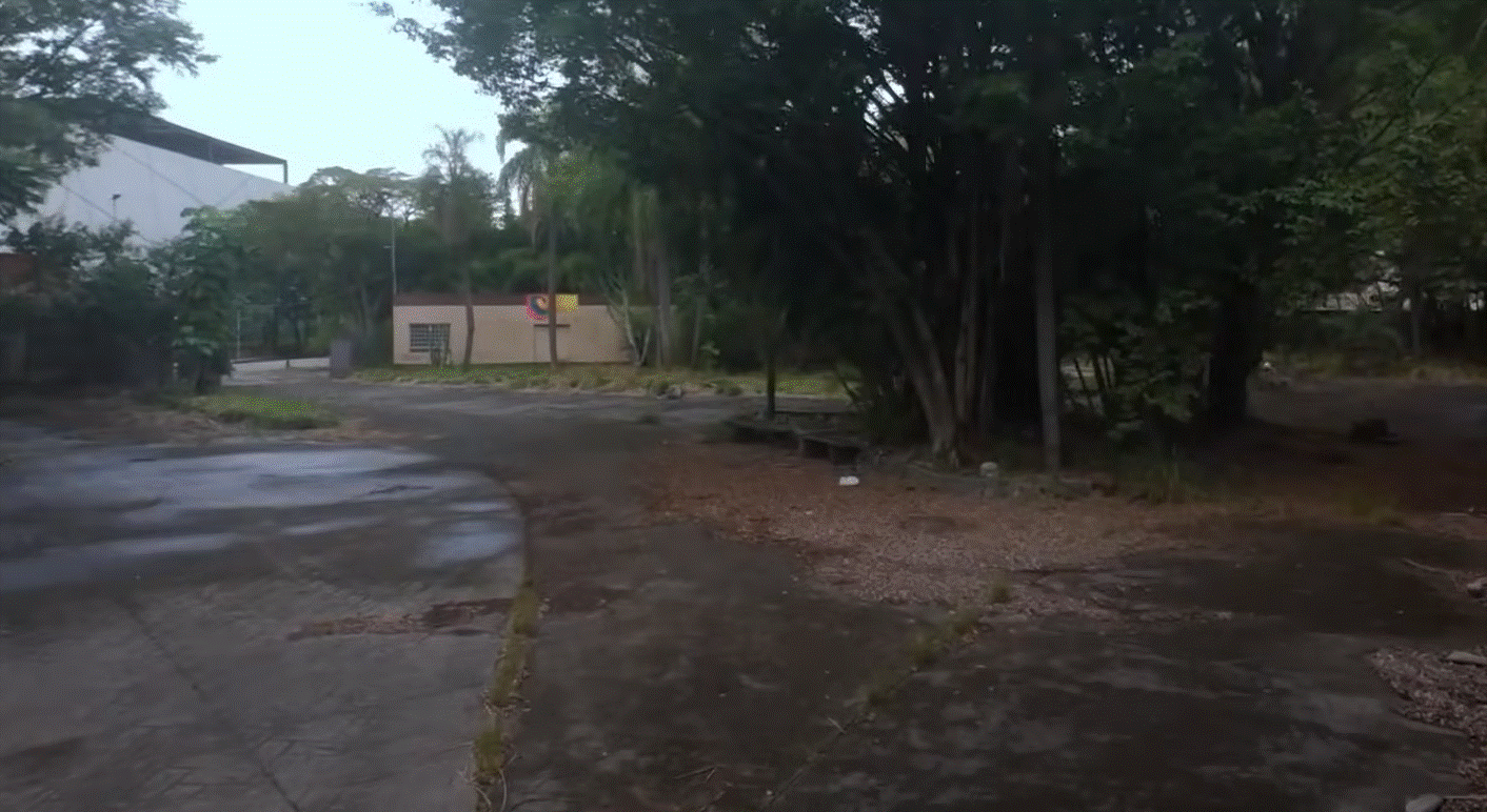 Uma placa do parque ainda resiste ao tempo - Crédito Youtube/Caçadores de Diversão