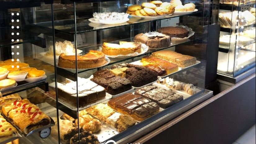 Nova Charm Pães e Doces: Famosa pelo pão francês e croissants recheados, a Nova Charm oferece ainda doces, salgados e refeições variadas. Funciona de segunda a sexta das 6h30 às 23h, e aos sábados e domingos das 6h30 às 19h, na Av. Pres. Costa e Silva, 988  Boqueirão, Praia Grande/ Reprodução Facebook/Panificadora Nova Charm