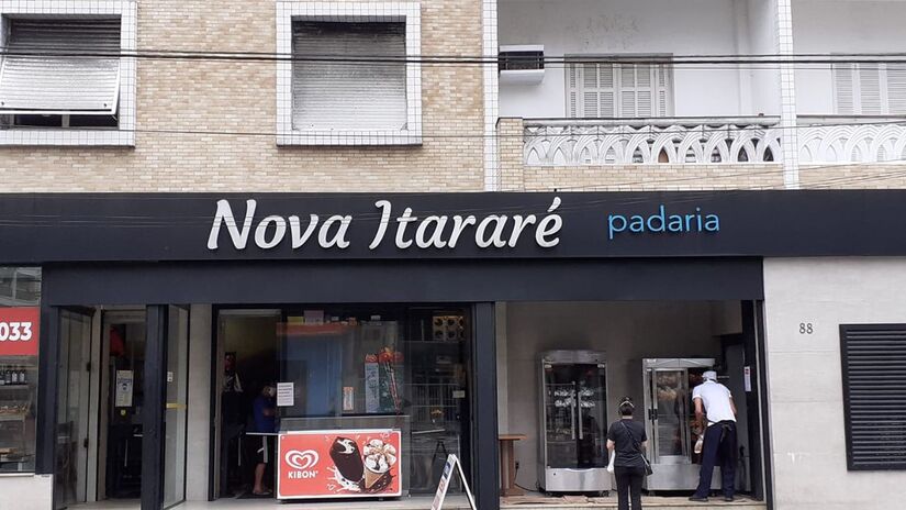 Panificadora Nova Itararé: Tradicional na Praia do Itararé, a Nova Itararé oferece ampla variedade de panificados, bolos e salgados. Funciona todos os dias, das 6h às 23h, na Av. Presidente Wilson, 88/96  Itararé, São Vicente/ Reprodução Facebook/Nova Itarare