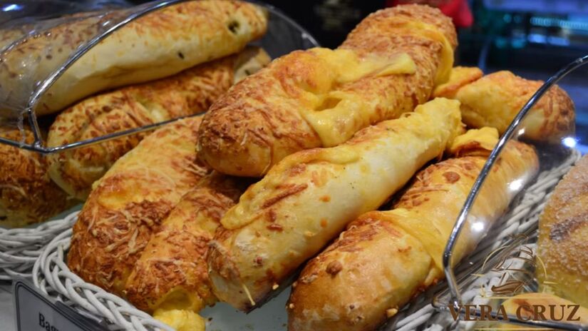 Panificadora Vera Cruz: Fundada há mais de 80 anos, a Vera Cruz é referência em pães, doces e pratos variados. Funciona todos os dias, das 6h às 22h, na R. Carlos Gomes, 250  Marapé, Santos/ Divulgação/Vera Cruz