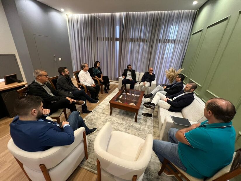 Prefeito Farid Madi recebe representantes da Rede D'Or e secretário de Saúde (Divulgação/PMG)