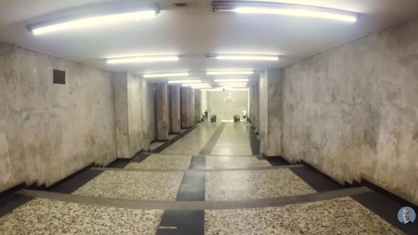 Em seus três andares, o visitante encontra detalhes que fazem do local um verdadeiro museu subterrâneo