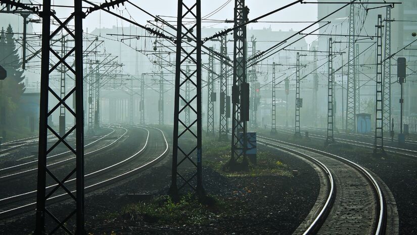 O trem é um dos meios de transporte urbano mais sustentáveis, ajudando a reduzir congestionamentos e poluição / Pixabay