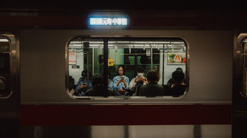 Além de eficiente, o trem oferece mobilidade acessível para milhões de pessoas diariamente / Pixabay