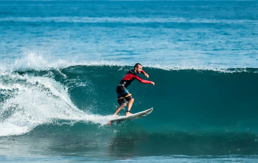 O surf é ainda mais radical e belo em Noronha - Alexandre Saraiva Carniato/Pexels