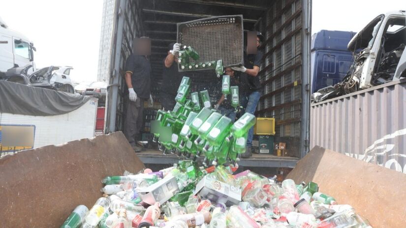 Antes disso, a Polícia Civil destruiu mais de 100 mil garrafas usadas em falsificação de bebidas alcoólicas / Divulgação/SSP