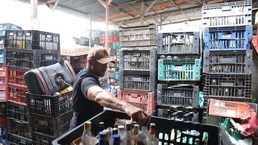 Uma outra ação contra uma rede criminosa de adulteração de bebidas prendeu 6 e apreendeu barris e garrafas / Divulgação/SSP