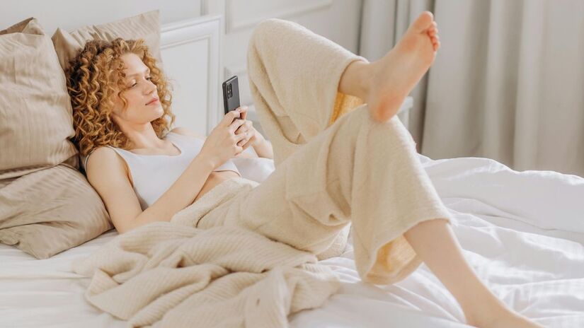 O excesso dessa prática pode até mesmo resultar em problemas de alimentação e 'trocar a noite pelo dia' na hora de dormir (Mikhail Nilov/Pexels)