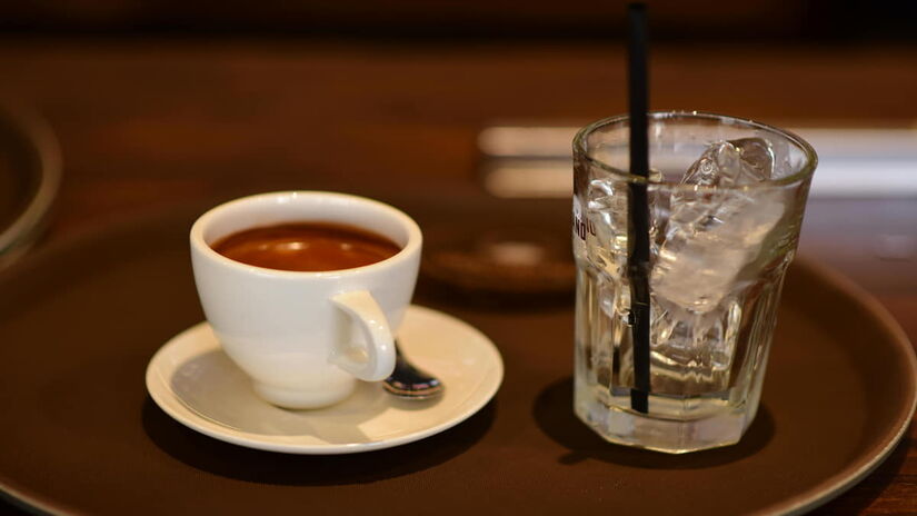 Mas é sempre recomendado consumir a água antes do café, para assim ter uma experiência melhor em relação a bebida (Sóc Năng Động/Pexels)