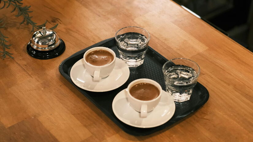 Essa tradição nasceu na Itália, com o propósito de valorizar a experiência de aproveitar um bom café (Cemrecan Yurtman/Pexels)