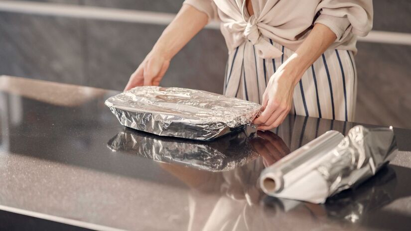 Todo mundo já passou por isso: lado brilhante ou fosco? Afinal, qual deles deve encostar na comida? / Freepik