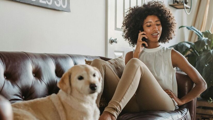 Reconhecer o momento certo de se despedir mostra sensibilidade e deixa uma boa impressão para a próxima ligação. / Pexels