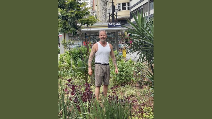 No coração de São Paulo, o idealizador do Pazipê entre as espécies nativas plantadas em um dos canteiros revitalizados pelo projeto/ Reprodução Instagram/@projetopazipe