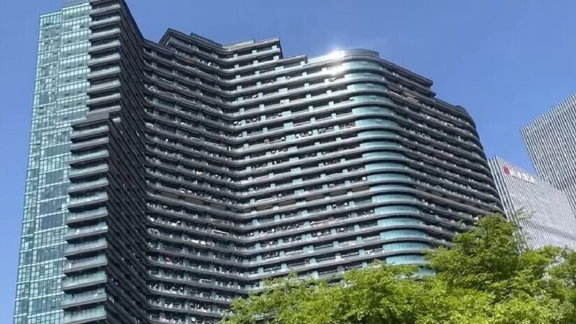 O edifício se organiza como uma espécie de cidade vertical, onde os corredores e passagens canalizam o movimento (Reprodução)