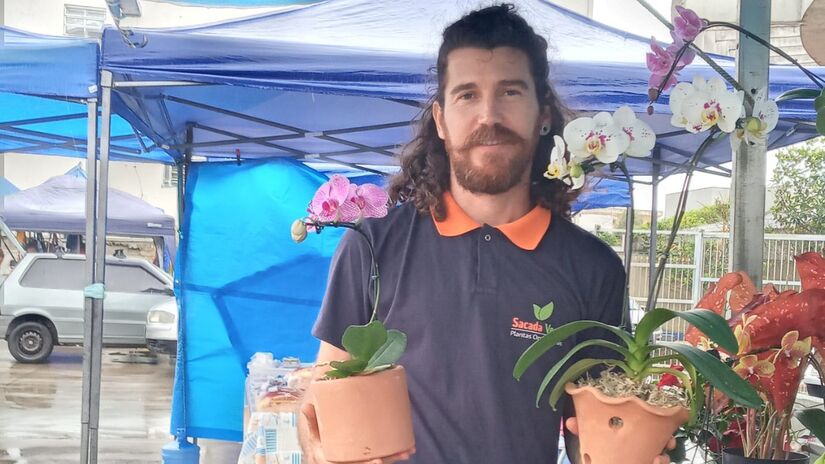 Rodrigo cultiva plantas ornamentais, temperos e frutíferas em sua chácara / Nayara Martins/DL