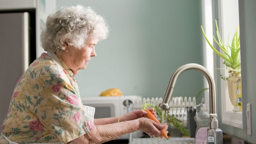 Priorize alimentos naturais, frutas, legumes e grãos integrais. Uma dieta balanceada é a base para uma vida longa e saudável /Unplash