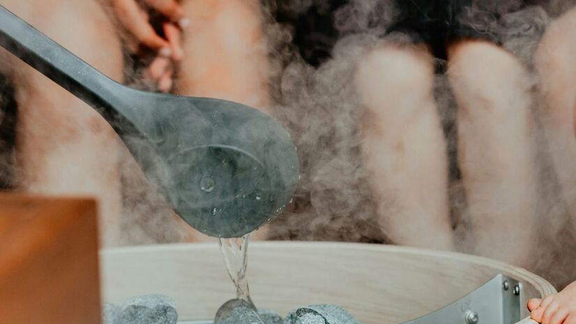 Além de relaxar, a sauna auxilia na eliminação de toxinas por meio do suor. /Unsplash