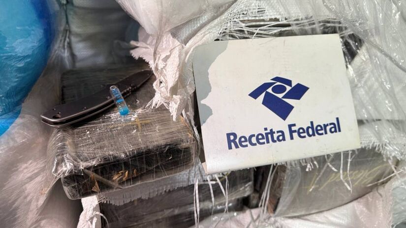 A droga estava escondida em contêineres / Divulgação/Receita Federal