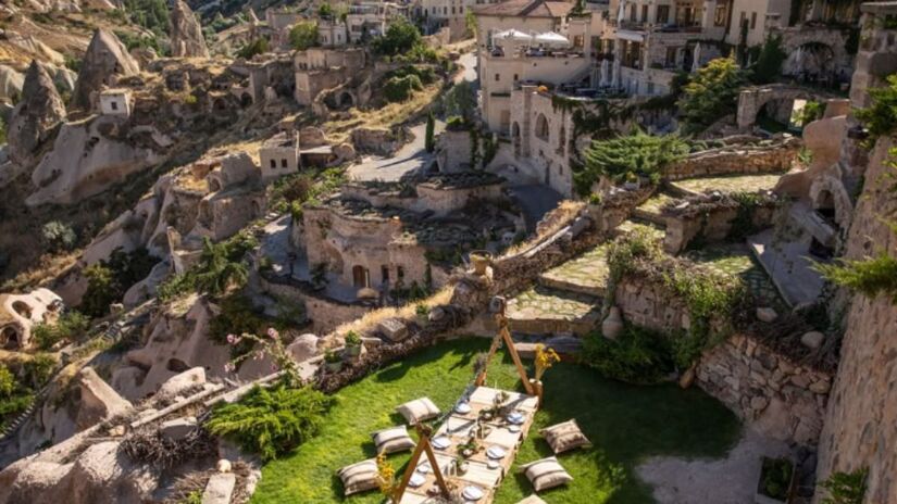 Instalado em um antigo mosteiro, o hotel preserva a história e oferece vista para as formações rochosas da Capadócia/ Reprodução Instagram/@argosincappadocia