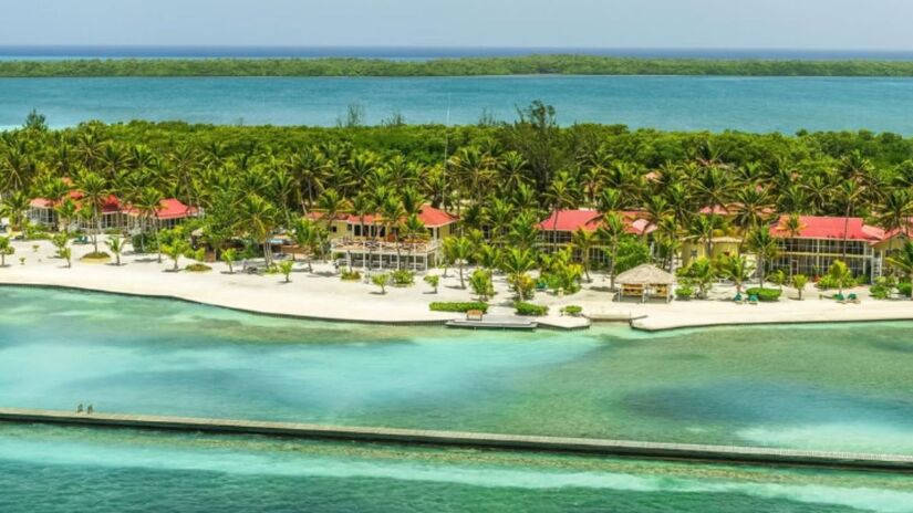 Próximo ao Grande Buraco Azul, é destino de mergulho e pesca esportiva em meio a recifes de corais exuberantes/ Reprodução Instagram/@turnefferesort