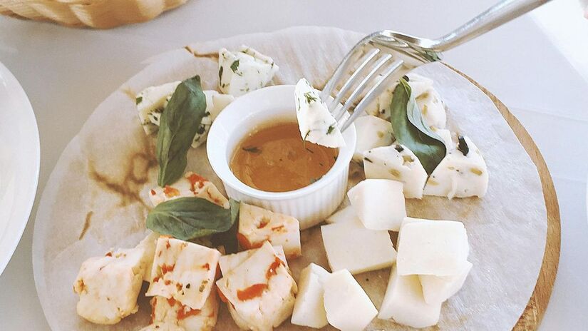 Queijos de mofo azul, como gorgonzola e roquefort, passam por inoculação de fungos controlados, seguros para consumo/Pexels