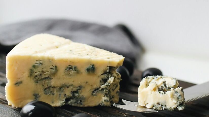 A harmonização com bebidas depende da intensidade do queijo: sabores fortes combinam com vinhos encorpados ou cervejas artesanais/Pexels