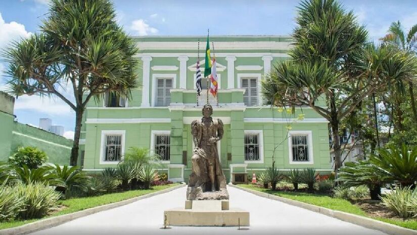Os contratados terão uma bolsa-auxílio de R$ 900, com jornada de seis horas diárias, totalizando 30 horas semanais (Divulgação/Prefeitura de São Vicente)